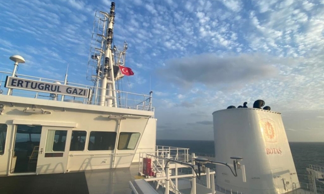 Türkiye'nin ilk yüzer doğal gaz terminaline Türk bayrağı çekildi